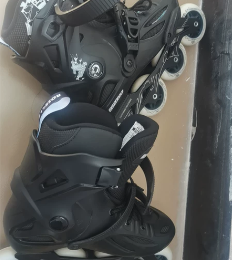 轮滑鞋，穿过一次，毕业了，100出 感兴趣...