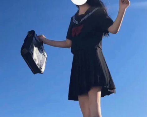 别具衣格 黑中裙 60cm 全新 感兴趣的...