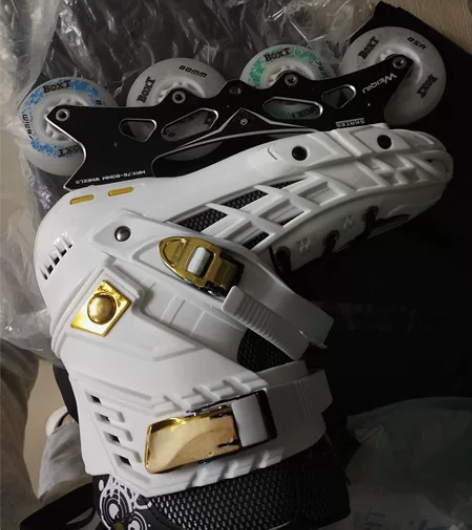 溜冰鞋 可以三轮 全闪轮子很多个可以送 转...