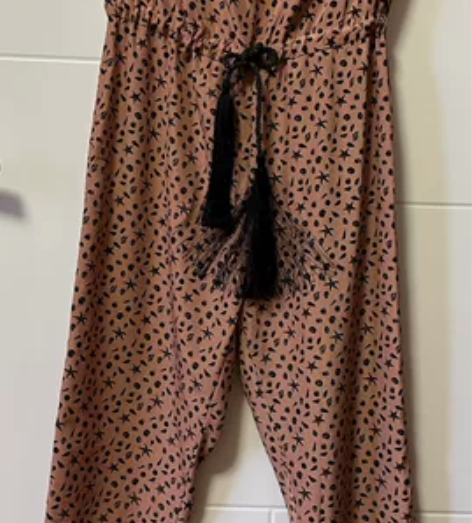 度假风抹胸款连体裤 感兴趣的话点“我想要”...