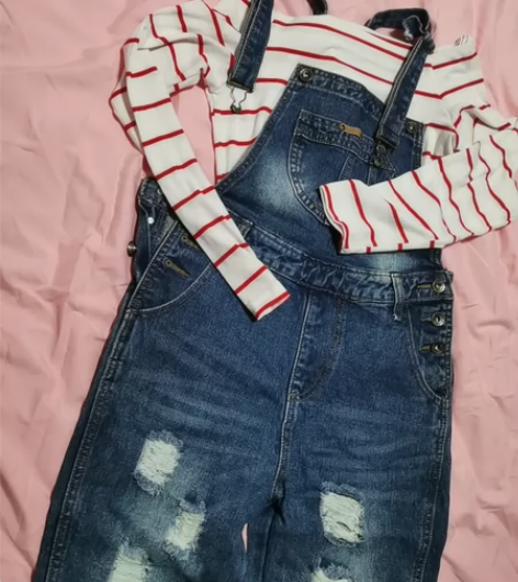 条纹一字肩体恤,搭背带牛仔裤,实物牛仔蓝色...