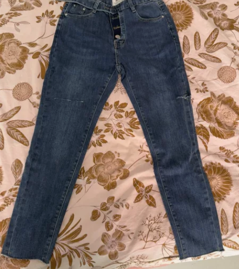 破洞牛仔裤，全新，穿不上，建议100斤以内...