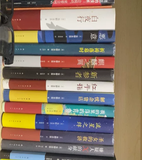 一些东野圭吾的书 很新 还有一些科幻小说 ...