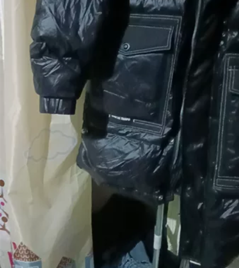 男士羽绒服专卖店买的,全新带吊牌 他说...