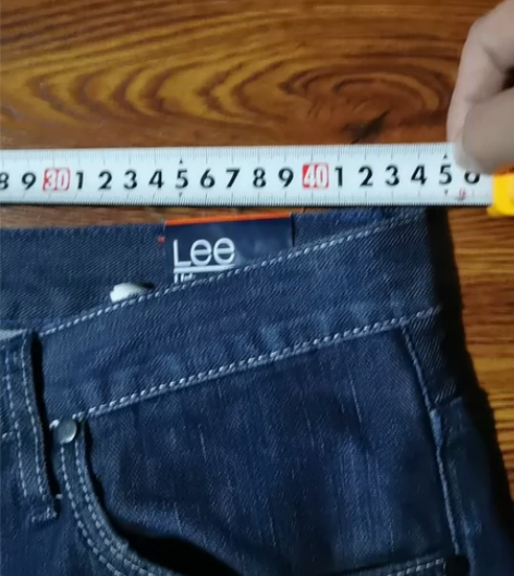 Lee 牛仔裤，水洗后闲置，穿着痕迹如图，...