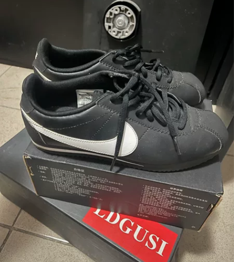 九成新Nike专柜正品黑色经典款运动鞋 轻...