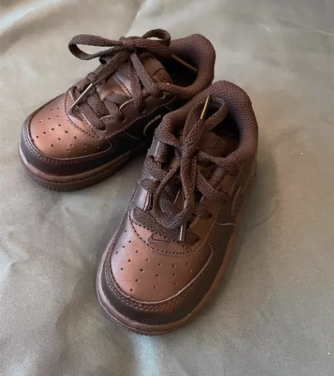 Nike全新婴儿运动鞋 黑色 11cm 感...