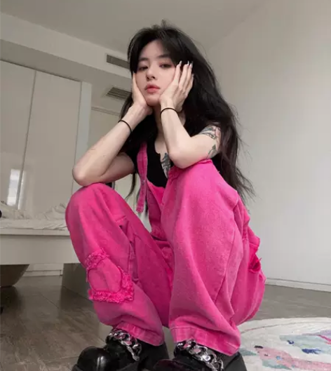 玫红色牛仔背带裤女夏季新款复古港风宽松设计...