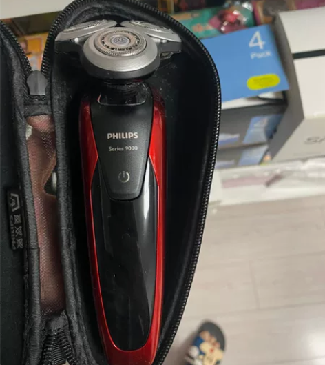 飞利浦9系剃须刀带清洁中心 感兴趣的话点“...