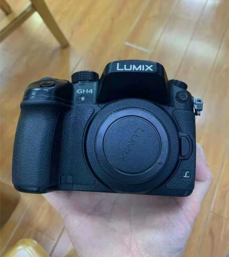 松下gh4机身 95新，配件有原装充电器和...