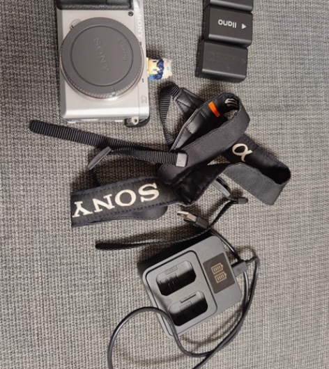 索尼a6400微单，银色，95新。 机子2...