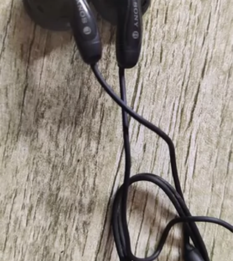 索尼MDR-E741耳机 成色好，线材柔软...