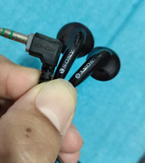 正品索尼MDR-E802，线微硬但正常使用...