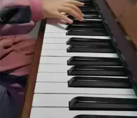 由于小孩已转学回老家，转卖二手钢琴韩国世正...