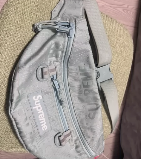 正 supreme ss19系列 logo...