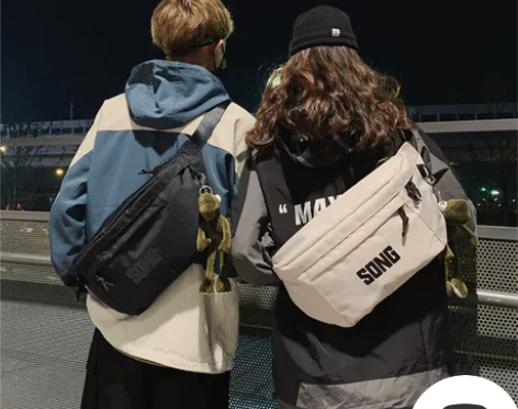 ins潮牌斜挎包男街头个性超火单肩挎包女大...