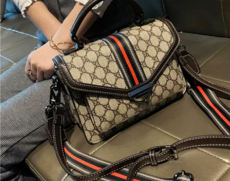 斜跨包2022新款百搭简约小方包时尚高级女...