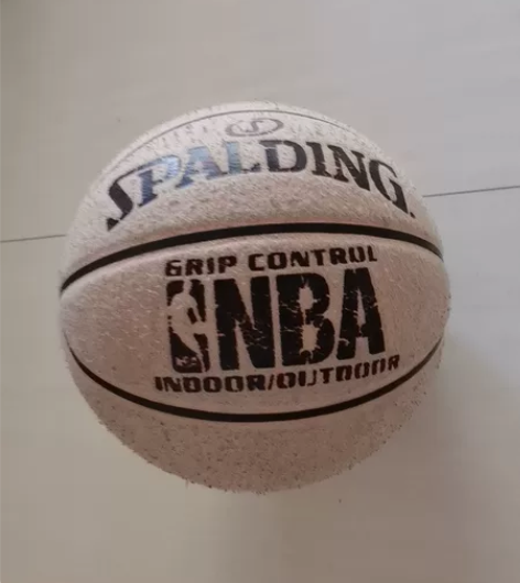 斯伯丁篮球，淘宝入手。保证正品，除脱皮外其...