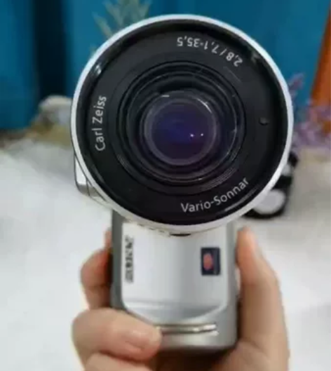 索尼f505，￥ 268 镜头可旋转，闪光...