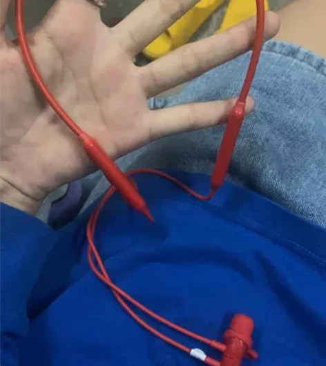 漫步者耳机，公司年会发的，用了一次，骑摩托...