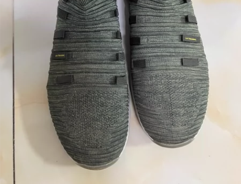 李宁运动鞋跑步鞋，43码，缺鞋带，本来跑步...