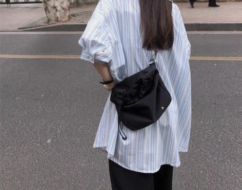 转卖2020早春炒酷黑色方包ulzzang...