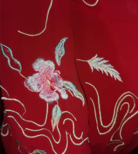 转卖这个是薄款的，红色的 之前文艺表演买的...