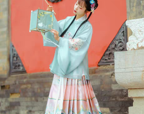 转卖七月夕 雪山蓝猫 明制绣花圆领大襟短衫...