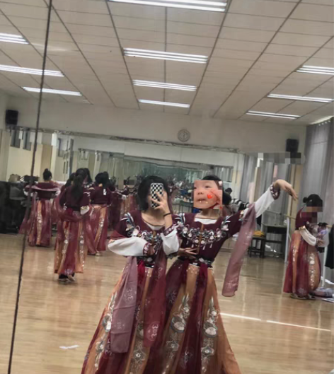 转卖本服装只在表演时穿过一两次 其它时间没...