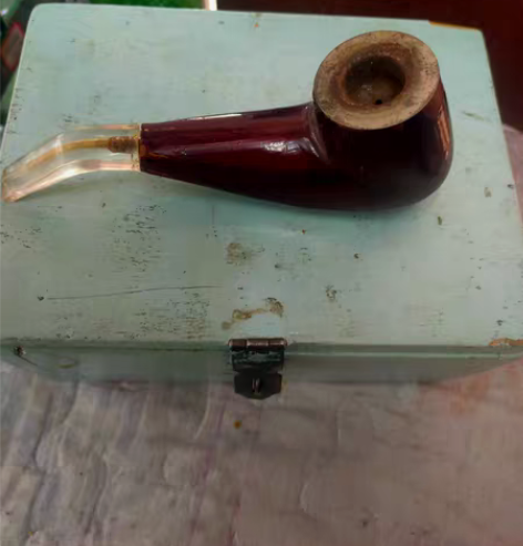 老式木头烟斗,品相如图,收藏或者影视道具。...