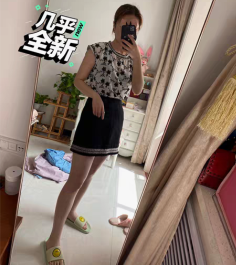 包邮上下两件套，穿过几次，现在工作不适合穿...