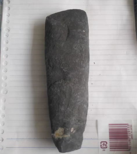 包邮品相如图所示，大开门史前石斧一枚，通体...