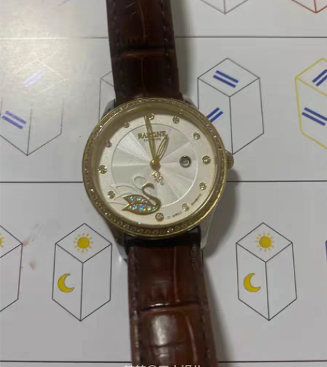 包邮雷诺手表、女款手表，没有划伤，钻石级别...