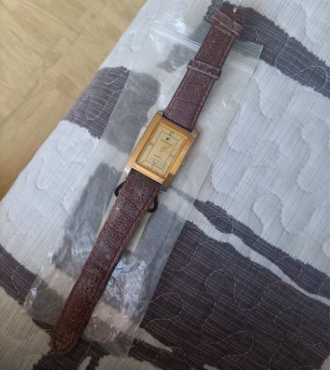 包邮罗西尼手表，没电了，外观比较旧了，介意...