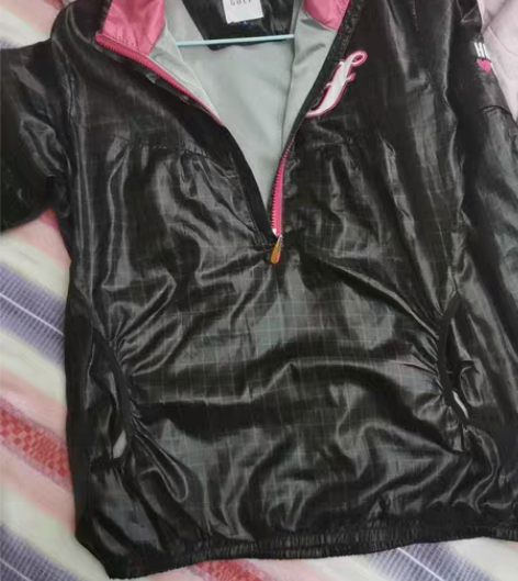 袖子可脱卸 衣服面料很舒服很软,跟皮肤一样...