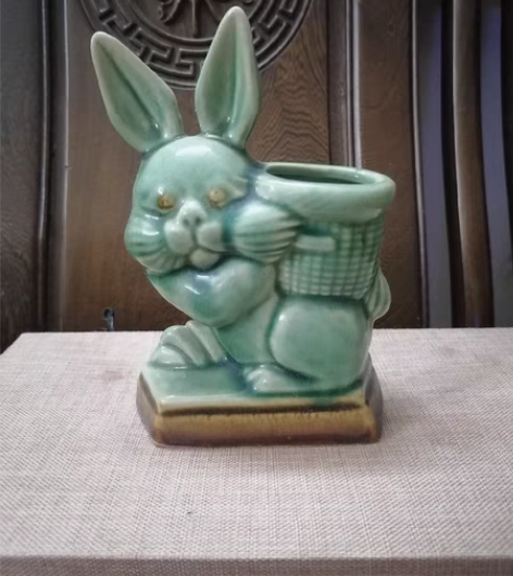 几十年小白兔笔筒，全品见图。 感兴趣的话点...