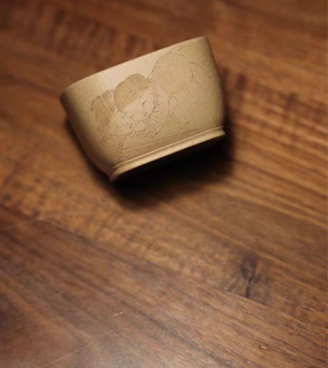 老黄金段泥品茗杯，张重庆刻，吴浩画，全品无...