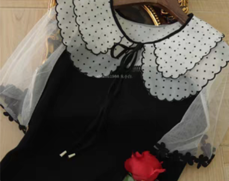 转卖法式针织裙。网纱波点荷叶领拼接收腰坠感...