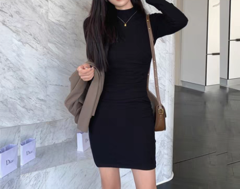 转卖黑色连衣裙2022新款女秋冬长袖修身显...