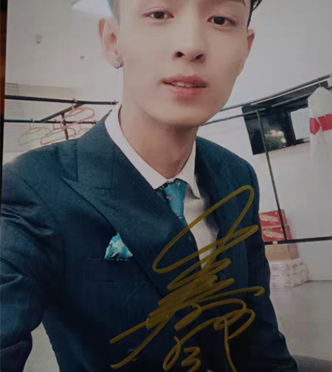 转卖出，秦霄贤亲签，之前干票务的时候买的，...