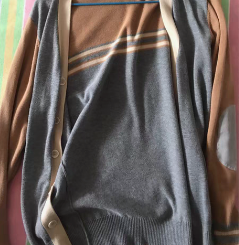 包邮开衫薄毛衣，轻微穿痕，便宜出售 感兴趣...