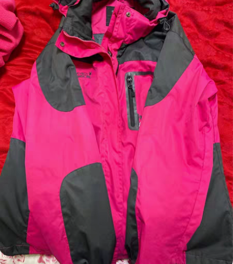 花花公子冲锋衣 新旧如图，图五圈处脱皮，介...