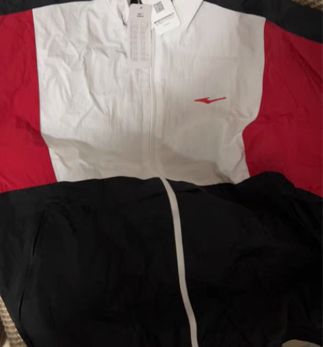 鸿星尔卡运动衣185/100A 感兴趣的话...