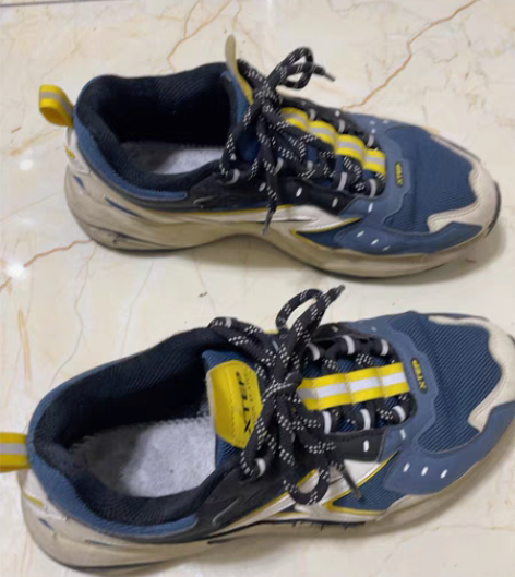 没有鞋垫 买来才穿过几周 也是非常的帅气 ...