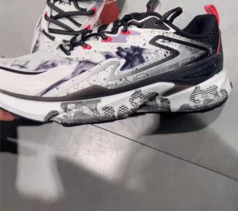 特步男鞋41码动力槽的运动鞋，我老公脚胖，...