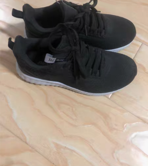 包邮出两双运动鞋，361全新。去年买的。3...