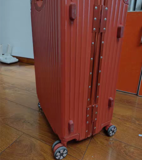 家里小孩买的24寸的红色行李箱，但是只用了...