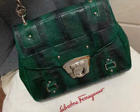 二手正品 Ferragamo蜥蜴皮银链包，...