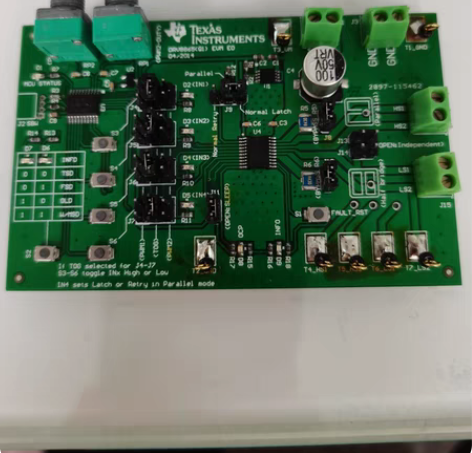 DRV8865（Q1）EVM 实物图片，议...