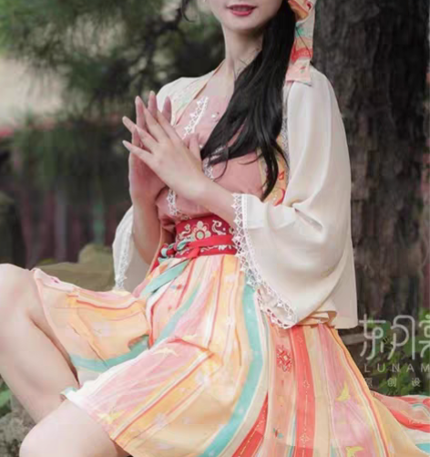 东月棠宋制汉元素 之前在咸鱼收的 本来想跳...